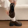 Sapatos femininos de couro em estilo britânico, modernos, confortáveis e versáteis, nova coleção primavera 2026, apresentando sola grossa, salto grosso e um design simples e casual de mocassim.