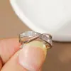 Anillo de Cobre para Mujer con Baño de Cobre Blanco K de Venta Caliente Transfronteriza con Circonita Simple y Personalizado en Forma de X Bicolor Nueva Joyería al Mayoreo