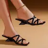 Chinelos de Nicho Europeus e Americanos Off-White Bico Quadrado Salto Bloco Slides Feminino 2026 Novidade de Verão Uma Tira Aberto Salto Alto