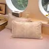 Juego de cuatro piezas de terciopelo de leche bordado tridimensional de alta densidad para invierno, grado A, más un juego de tres piezas de franela espesa y cálida.