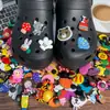 Lote mixto de 100 zapatos con agujeros de flores, accesorios para zapatos Jibbitz, hebillas para zapatos con agujeros, accesorios para zapatos con agujeros de alto sentido.