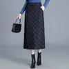 Moderna falda midi de cuadros rejuvenecedora para mujer, otoño e invierno 2026, nueva, de cintura alta, ajustada, recta, buena caída, temperamento, longitud media