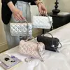 Bolsa de Ombro Feminina Nova Moda 2026 Corrente com Padrão de Diamante Transfronteiriça Estilo Chanel, Bolsa Quadrada Pequena Transversal com Laço Versão Coreana