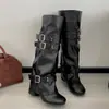 Botas femininas de cano alto com salto alto grosso para mulheres baixinhas, novo estilo outono 2026, adequadas para combinar com saias, que aumentam a altura, versáteis, emagrecem e deixam as pernas finas