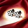 Pendientes de flor tridimensionales simples de nicho de lujo ligero para mujer, pendientes versátiles de temperamento, pendientes dorados de alta gama, acero de titanio al por mayor