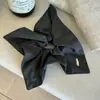 Estilo Universitario Coreano Tela de Traje Gris Pinza Triangular con Clip de Resorte de Rosa Estéreo Elegante y de Alta Gama