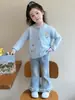 Conjunto de tres piezas de Elsa para niñas de comercio exterior, nuevo estilo coreano para el otoño de 2026, uniforme escolar Elsa, ropa infantil para dropshipping, moderno
