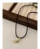 Colar Corda de Couro Minimalista em Forma de Meia-Lua para Mulheres 2023 Novo Estilo Quente Design de Puxar Corrente para Clavícula Nicho de Alto Padrão Colar