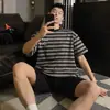 Pijama Listrado para Homens, Novo Estilo Verão 2026, Conjunto de Manga Curta, Corte Amplo, Tamanho Grande, Roupa de Casa para Estudantes