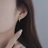 Hebilla de Oreja Hexagonal Retro Simple Microincrustada con Diamante Brillante Diseño de Nicho Femenino Pendientes de Alto Grado Pendientes de Estilo Frío Medio