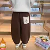 Pantalones Gruesos con Forro de Felpa para Niñas Otoño e Invierno 2025, Nuevos Pantalones Deportivos Elegantes para Niños con Felpa Integrada para Calidez, Adecuados para Niños Pequeños