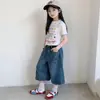 Conjunto de Verão para Meninas 2026 Novo Estilo Calça Jeans Cropped de Perna Larga para Meninas de 8 Anos Camiseta Simples Estampada Conjunto de Duas Peças Tendência
