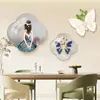 Decoración de pared de fondo para sofá de restaurante y sala de estar moderna minimalista color crema, con una pieza de arte mural luminosa de alta gama con un diseño creativo nórdico