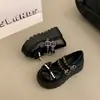 Sapatos Mary Jane Femininos com Laço de Pérola Outono/Inverno 2026 Novos Retro Salto Grosso Aumenta Altura com Saias Sapatos Pequenos de Couro