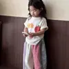 Conjunto para Meninas 2026 Verão Novo Estiloso Estampa de Desenho Animado Infantil Blusa de Manga Curta Cor de Bebê Calça de Cintura Alta Wide-Leg Tendência