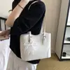 Bolso grande de mujer estilo coreano 2026 nuevo bolso de mano de moda moderno bolso de hombro simple para el uso diario bolso de axila