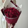 Papel de Presente Florido com Folha Preta e Materiais Florais para Buquês, Apresentando Flores de Seda e Designs de Borboleta, Oferecendo um Toque de Luxo