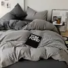 Juego de ropa de cama minimalista estilo nórdico de cuatro piezas, sábana de tela cepillada para cama de dormitorio, color liso, amigable con la piel, juego simple de tres piezas para estudiantes