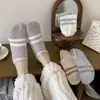 Meias curtas de fleece de coral que não soltam fiapos, meias antiderrapantes de silicone para chão, meias invisíveis de boca rasa femininas, espessadas para outono e inverno