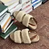 Sandalias de una tira suaves y esponjosas estilo coreano para mujer, nuevos zapatos peludos con hebilla plana de otoño, sandalias casuales versátiles