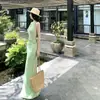 Vestido halter de lunares verdes con un aire cool francés, conjunto de estilo vacacional verde matcha, vestido largo ajustado de malla de lunares