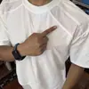 Camiseta branca estilo americano com retalhos de malha, gola redonda, manga curta para homens, top esportivo de seda gelada para o verão, fresco, respirável, secagem rápida