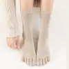 Calcetines de algodón absorbentes de color liso de longitud media con talón, calcetines altos para mujer, calcetines deportivos transpirables para otoño e invierno con puntera