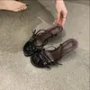 Sapatos Femininos 2026 Chegadas de Verão Sandálias Elegantes Versáteis de Salto Alto com Tira de Fivela e Salto Fino Sandálias de Bico Aberto com Detalhes Metálicos Dourados