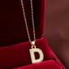 Colar Pingente de Alfabeto Inglês de 26 Letras, Elegante e Requintado, com Design Criativo, Toque de Alto Padrão, Versátil Corrente para Clavícula de Cobre Puro Atacado
