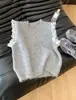 Chaleco de punto sin mangas con aplicaciones de encaje para mujer, combinado con una camisa holgada para un top/cárdigan de otoño en capas, informal y elegante.