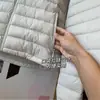 Chamarra de plumón con capucha y diseño acanalado, estilo simple Old Money, cálida y estilizada, Abrigo de plumón de pato blanco al 90% para mujer, Invierno P1029G