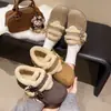 Zapatos cálidos de algodón para mujer con velcro, nuevo estilo de moda con lazo, zapatos peludos de invierno 2026 con aumento interno de altura