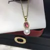 Venta al por mayor de perlas de Zhuji Juego de pendientes, colgante y anillo de perlas de agua dulce naturales Zirconio de colores microincrustado Joyería simple de perlas