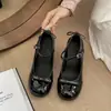 Sapatos de Salto Alto Chunky Pretos Estilo Retro Francês Baixo Corte Único Feminino Verão 2026 Novos Versáteis para Baixinhas Aumentadores de Altura Sapatos Mary Jane