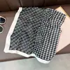 Nuevo Estilo Coreano Simple Cuadrado de Espiga Blanco y Negro Bufanda para Mujer Commuter de Trabajo Todas las Combinaciones Bufanda de Seda Camisa Traje Bufanda Decorativa