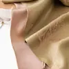 Lenço de Seda Dupla Camada Estilo Chinês Cuidadosamente Selecionado, Adequado para Combinar com Cheongsam, Apresentando um Xale com Fechamento de Fivela, Feito de Seda de Amora, Elegante para Mães