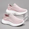 Nuevos mocasines casuales slip-on de verano y otoño, calcetines para pareja, zapatos de malla ligera de talla grande, zapatos deportivos para hombre