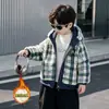 Jaqueta Espessa Forrada com Fleece de Inverno para Meninos Suéter Peludo Estiloso Outono/Inverno para Meninos Novo Casaco de Algodão com Capuz para Crianças 2026