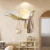 Perchero Moderno de Lujo Ligero con Plumas y Tablero Perforado para Entrada, Colgador de Pared para TV en Sala de Estar, Almacenamiento de Llaves Detrás de la Puerta de Entrada