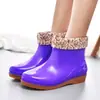 Botas de Chuva Femininas Curtas Moda Sapatos de Água Forradas com Lã Quente Botas de Água Antiderrapantes Espessas Resistentes ao Desgaste Sapatos Impermeáveis para Primavera e Outono Botas de Chuva de Cano Médio