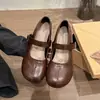 Sapatos Mary Jane retrô franceses de couro sintético com bico dividido para mulheres, novo modelo outono e inverno 2026, fivela de uma tira, versátil para o trabalho, sapatos baixos de corte único