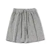 Pantalones cortos de rayas simples para hombre, diseño retro americano de verano 2026, nicho de talla grande holgados casuales hasta la rodilla
