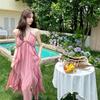 Vestido playero rosa estilo festivo sin espalda con tirantes y foto de hada junto al mar