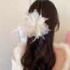 Sentido de atmósfera de alto nivel super hada puro pluma clip de agarre grande femenino medio cabello clip de tiburón parte posterior de la cabeza flores azules