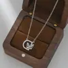 Cadena para clavícula elegante con microincrustaciones de circonita, electrochapado en oro real, diseño de nicho femenino, collar con letra y mariposa, collar estilo ins