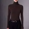 Suéter de lana de hilo Yangzi finamente hilado para mujer, suéter delgado de cuello alto ajustado para otoño e invierno en color café, top de punto de alta gama como capa base