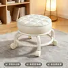 Popular taburete pequeño con ruedas giratorias para uso doméstico, taburete bajo de acrílico con ruedas, una herramienta práctica para cuidar a los niños en la sala de estar, asiento móvil para trabajos de costura