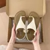 Chanclas para mujer, de nicho y elegantes, adecuadas para usar al aire libre, sandalias de cuña sin cordones, estilo romano francés de alta gama para verano 2026