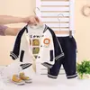 Moda 2025 Lindo Conjunto de Três Peças Outonal para Menino com Estampa de Leão no Peito e Mangas Longas para Crianças Pequenas e Médias