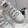 Sapatos Brancos para Mulheres 2024 Novos Tênis Casuais Femininos com Sola Grossa Respiráveis Sapatos Populares para Mulheres Versátil